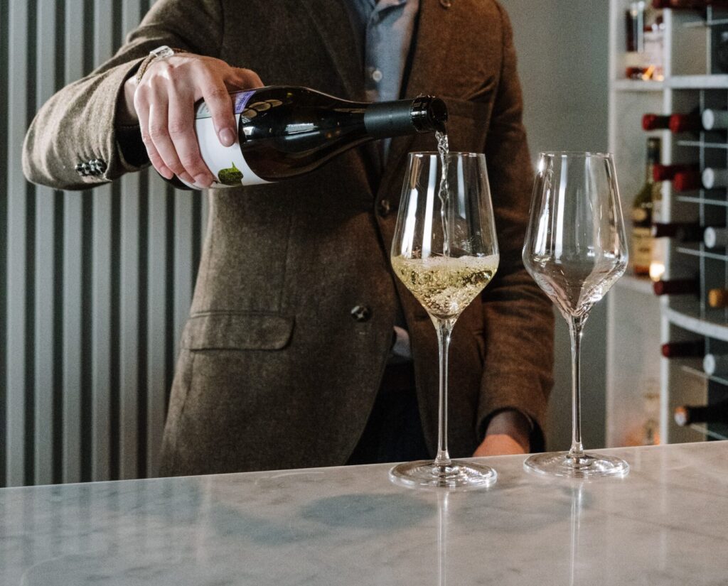 白ワインをグラスに注ぐ写真、ホストテイスティングのイメージ
