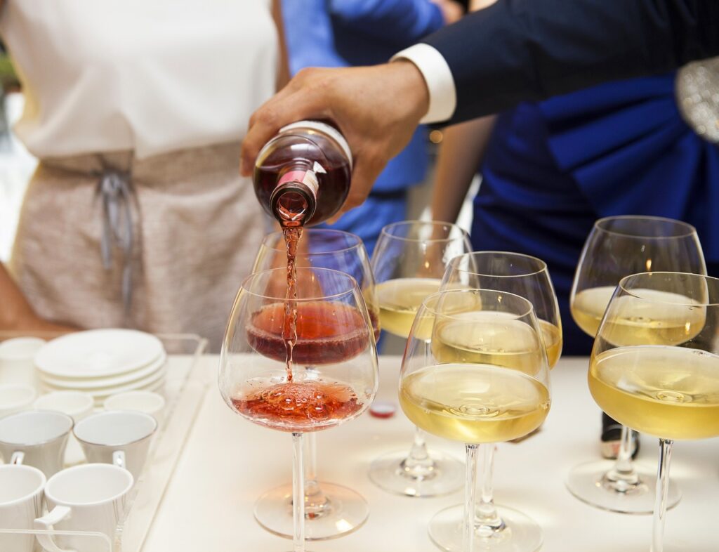 ワイン会で赤ワイン白ワインを注ぐ写真