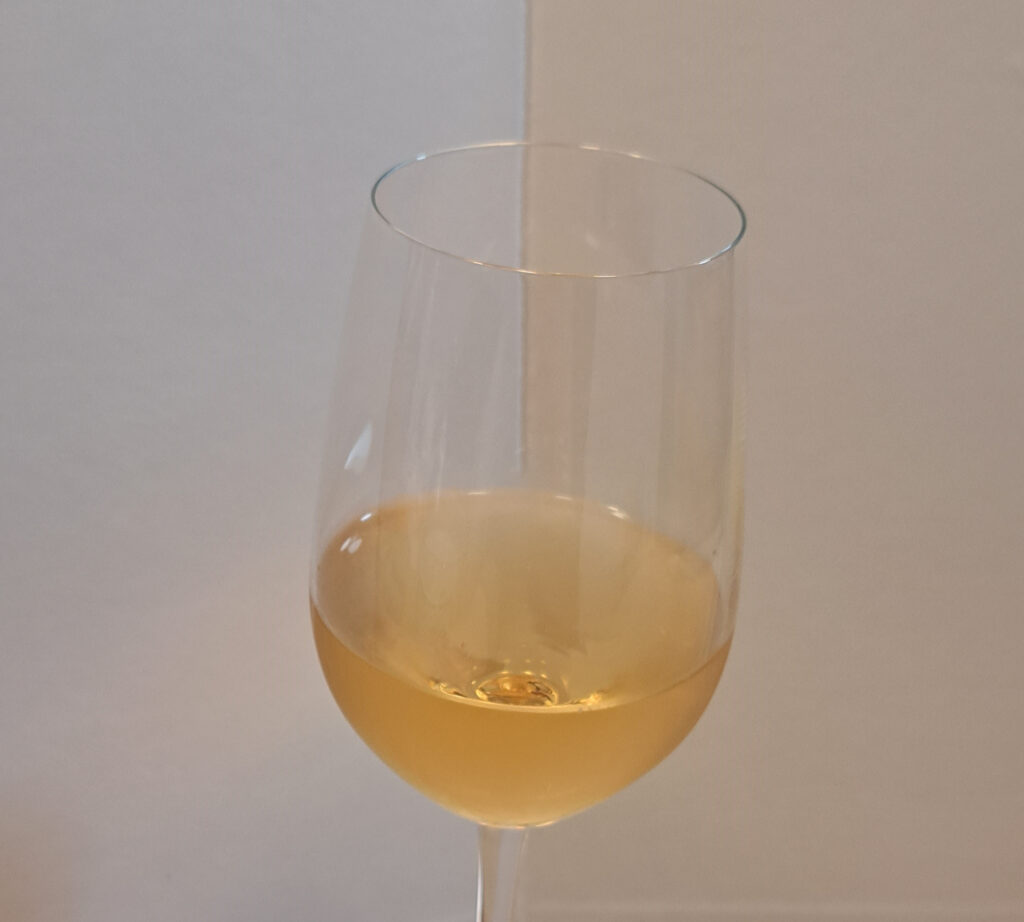 ハミング・トゥリー　オレンジワインをグラスに注いだ外観