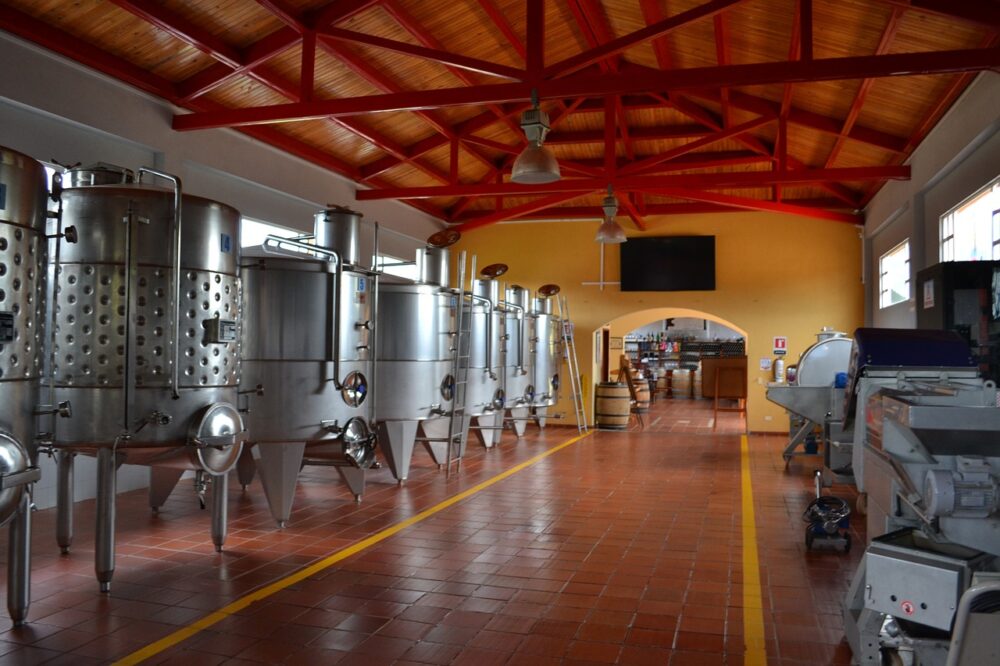 ワインをステンレスタンクで発酵させる写真