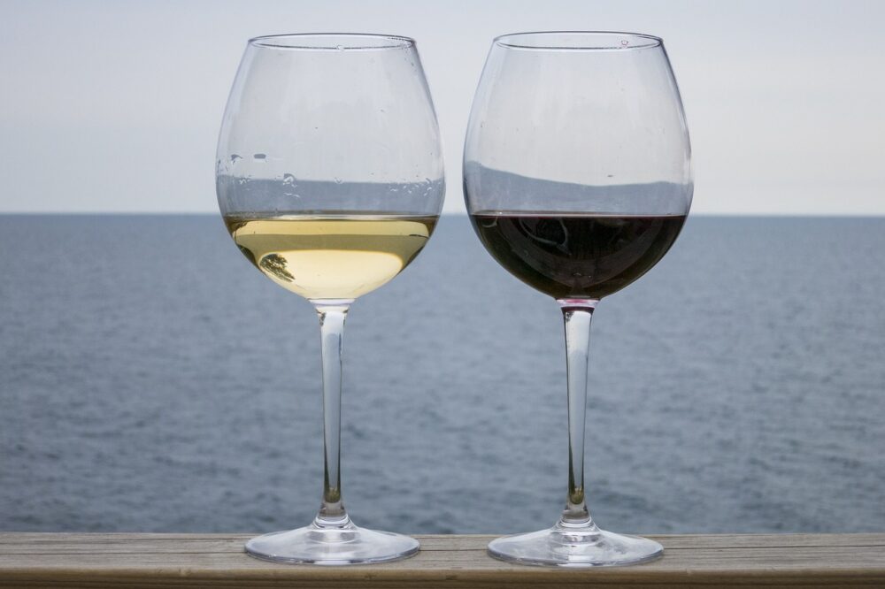 ワイングラスに赤白ワインを注いだ写真