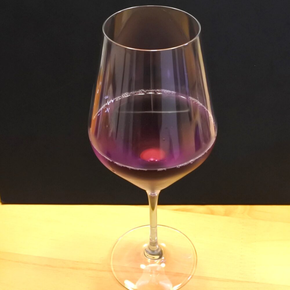 パープルレイン　紫ワインをグラスに注いだ写真