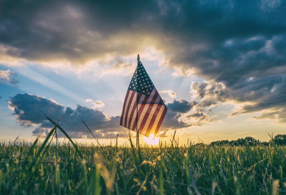 草原と星条旗の写真。アメリカ。