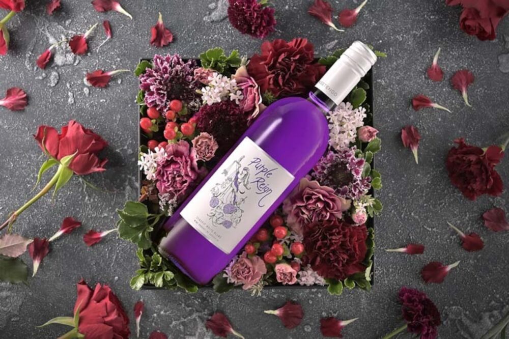 パープルレイン　紫ワインを花の箱詰めにした写真