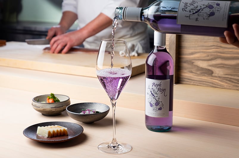 紫ワイン　パープルレインをグラスに注ぐ写真