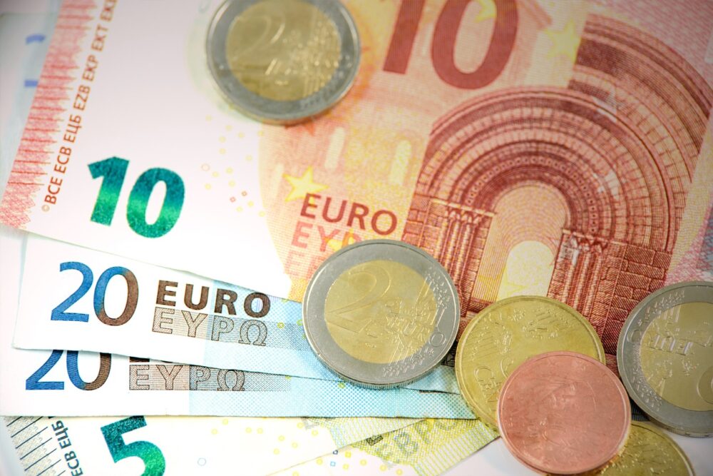 ユーロ紙幣と硬貨の写真