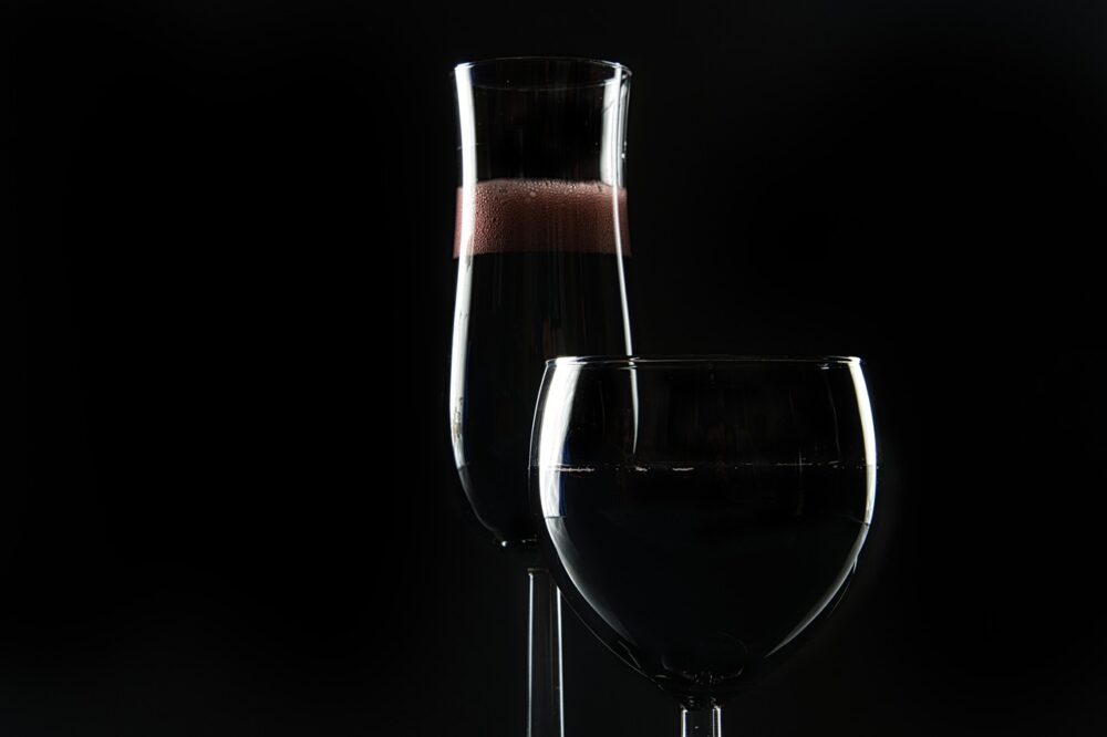 暗闇に浮かぶワイングラス