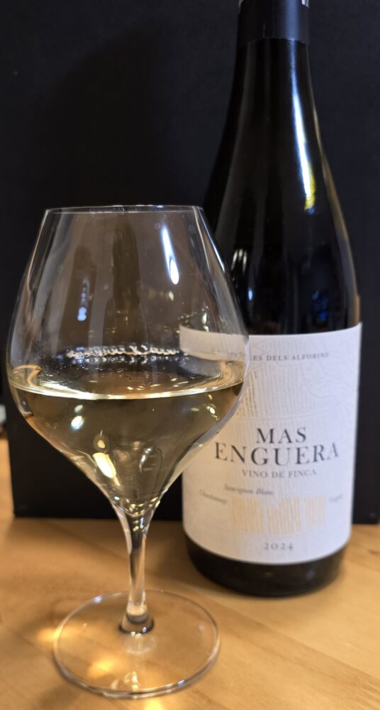 グラスに注いだワインと、マス・エンゲラ・ブランコ・セレクション 2024のボトル