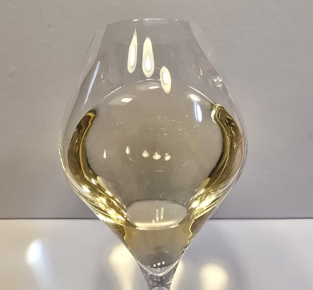 しっかりとしたイエローな外観の白ワインです。